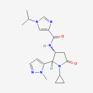 molecular formula C18H24N6O2 B6860319 N-[(2R,3R)-1-cyclopropyl-2-(2-methylpyrazol-3-yl)-5-oxopyrrolidin-3-yl]-1-propan-2-ylimidazole-4-carboxamide 