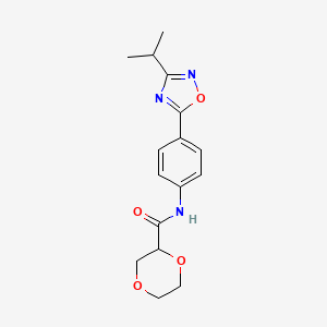 molecular formula C16H19N3O4 B6909298 N-[4-(3-propan-2-yl-1,2,4-oxadiazol-5-yl)phenyl]-1,4-dioxane-2-carboxamide 