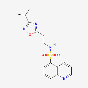 molecular formula C16H18N4O3S B6920010 N-[2-(3-propan-2-yl-1,2,4-oxadiazol-5-yl)ethyl]quinoline-5-sulfonamide 