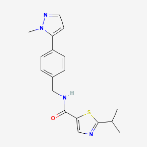 molecular formula C18H20N4OS B7020832 N-[[4-(2-methylpyrazol-3-yl)phenyl]methyl]-2-propan-2-yl-1,3-thiazole-5-carboxamide 