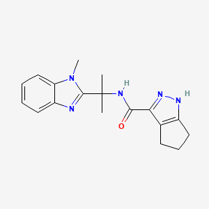 molecular formula C18H21N5O B7021132 N-[2-(1-methylbenzimidazol-2-yl)propan-2-yl]-1,4,5,6-tetrahydrocyclopenta[c]pyrazole-3-carboxamide 