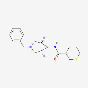 molecular formula C18H24N2OS B7024229 N-[(1S,5R)-3-benzyl-3-azabicyclo[3.1.0]hexan-6-yl]thiane-3-carboxamide 