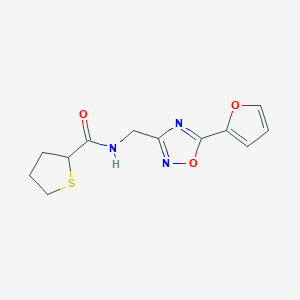molecular formula C12H13N3O3S B7082119 N-[[5-(furan-2-yl)-1,2,4-oxadiazol-3-yl]methyl]thiolane-2-carboxamide 