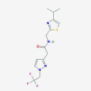 molecular formula C14H17F3N4OS B7095745 N-[(4-propan-2-yl-1,3-thiazol-2-yl)methyl]-2-[1-(2,2,2-trifluoroethyl)pyrazol-3-yl]acetamide 