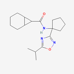 molecular formula C18H27N3O2 B7137454 N-[1-(5-propan-2-yl-1,2,4-oxadiazol-3-yl)cyclopentyl]bicyclo[4.1.0]heptane-7-carboxamide 