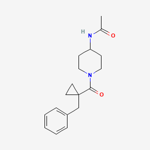 molecular formula C18H24N2O2 B7138572 N-[1-(1-benzylcyclopropanecarbonyl)piperidin-4-yl]acetamide 