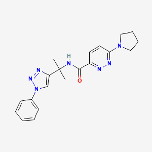 molecular formula C20H23N7O B7140405 N-[2-(1-phenyltriazol-4-yl)propan-2-yl]-6-pyrrolidin-1-ylpyridazine-3-carboxamide 