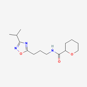 molecular formula C14H23N3O3 B7148780 N-[3-(3-propan-2-yl-1,2,4-oxadiazol-5-yl)propyl]oxane-2-carboxamide 