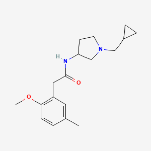 molecular formula C18H26N2O2 B7173049 N-[1-(cyclopropylmethyl)pyrrolidin-3-yl]-2-(2-methoxy-5-methylphenyl)acetamide 