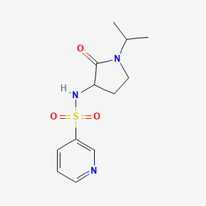 molecular formula C12H17N3O3S B7178105 N-(2-oxo-1-propan-2-ylpyrrolidin-3-yl)pyridine-3-sulfonamide 