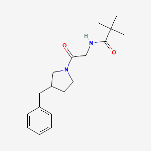 molecular formula C18H26N2O2 B7184093 N-[2-(3-benzylpyrrolidin-1-yl)-2-oxoethyl]-2,2-dimethylpropanamide 
