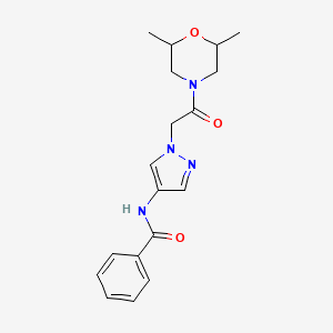 molecular formula C18H22N4O3 B7184250 N-[1-[2-(2,6-dimethylmorpholin-4-yl)-2-oxoethyl]pyrazol-4-yl]benzamide 
