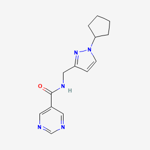 molecular formula C14H17N5O B7194643 N-[(1-cyclopentylpyrazol-3-yl)methyl]pyrimidine-5-carboxamide 