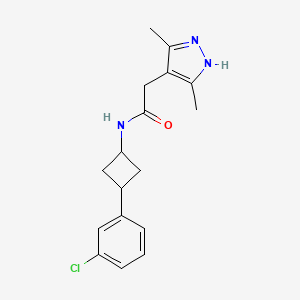 molecular formula C17H20ClN3O B7206171 N-[3-(3-chlorophenyl)cyclobutyl]-2-(3,5-dimethyl-1H-pyrazol-4-yl)acetamide 