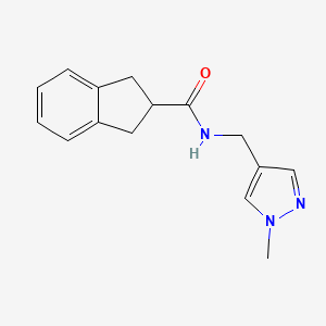 molecular formula C15H17N3O B7210054 N-[(1-methylpyrazol-4-yl)methyl]-2,3-dihydro-1H-indene-2-carboxamide 