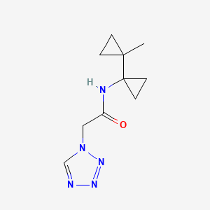 molecular formula C10H15N5O B7239904 N-[1-(1-methylcyclopropyl)cyclopropyl]-2-(tetrazol-1-yl)acetamide 
