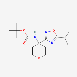 molecular formula C15H25N3O4 B7282041 tert-butyl N-[4-(5-propan-2-yl-1,2,4-oxadiazol-3-yl)oxan-4-yl]carbamate 