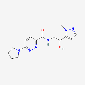 molecular formula C15H20N6O2 B7292775 N-[2-hydroxy-2-(2-methylpyrazol-3-yl)ethyl]-6-pyrrolidin-1-ylpyridazine-3-carboxamide 
