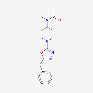 molecular formula C17H22N4O2 B7298682 N-[1-(5-benzyl-1,3,4-oxadiazol-2-yl)piperidin-4-yl]-N-methylacetamide 