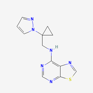 molecular formula C12H12N6S B7315401 N-[(1-pyrazol-1-ylcyclopropyl)methyl]-[1,3]thiazolo[5,4-d]pyrimidin-7-amine 