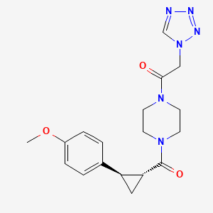 molecular formula C18H22N6O3 B7341041 1-[4-[(1R,2R)-2-(4-methoxyphenyl)cyclopropanecarbonyl]piperazin-1-yl]-2-(tetrazol-1-yl)ethanone 