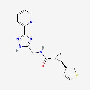 molecular formula C16H15N5OS B7342613 (1R,2R)-N-[(3-pyridin-2-yl-1H-1,2,4-triazol-5-yl)methyl]-2-thiophen-3-ylcyclopropane-1-carboxamide 