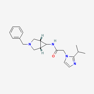 molecular formula C20H26N4O B7347816 N-[(1S,5R)-3-benzyl-3-azabicyclo[3.1.0]hexan-6-yl]-2-(2-propan-2-ylimidazol-1-yl)acetamide 