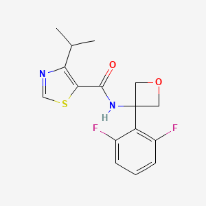molecular formula C16H16F2N2O2S B7386512 N-[3-(2,6-difluorophenyl)oxetan-3-yl]-4-propan-2-yl-1,3-thiazole-5-carboxamide 