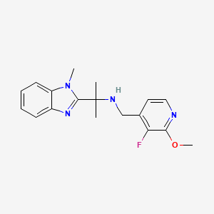molecular formula C18H21FN4O B7391613 N-[(3-fluoro-2-methoxypyridin-4-yl)methyl]-2-(1-methylbenzimidazol-2-yl)propan-2-amine 
