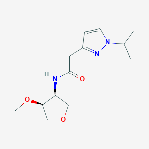 molecular formula C13H21N3O3 B7392274 N-[(3S,4S)-4-methoxyoxolan-3-yl]-2-(1-propan-2-ylpyrazol-3-yl)acetamide 