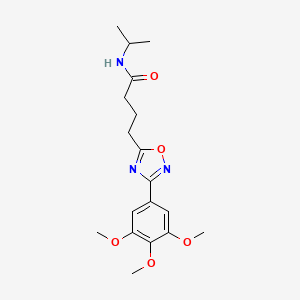molecular formula C18H25N3O5 B7707487 N-(propan-2-yl)-4-[3-(3,4,5-trimethoxyphenyl)-1,2,4-oxadiazol-5-yl]butanamide 