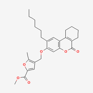 molecular formula C27H32O6 B7756611 METHYL 4-[({2-HEXYL-6-OXO-6H,7H,8H,9H,10H-CYCLOHEXA[C]CHROMEN-3-YL}OXY)METHYL]-5-METHYLFURAN-2-CARBOXYLATE 