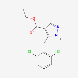 molecular formula C13H12Cl2N2O2 B7890824 ethyl 5-[(2,6-dichlorophenyl)methyl]-1H-pyrazole-4-carboxylate 