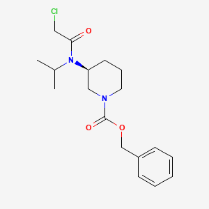 molecular formula C18H25ClN2O3 B7912678 (S)-3-[(2-Chloro-acetyl)-isopropyl-amino]-piperidine-1-carboxylic acid benzyl ester 