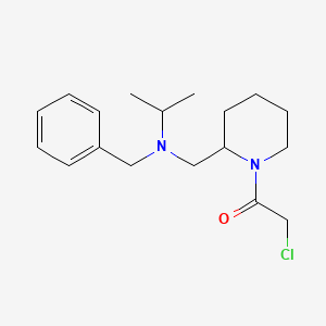 molecular formula C18H27ClN2O B7913977 1-{2-[(Benzyl-isopropyl-amino)-methyl]-piperidin-1-yl}-2-chloro-ethanone 