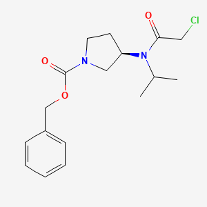 molecular formula C17H23ClN2O3 B7984792 (R)-3-[(2-Chloro-acetyl)-isopropyl-amino]-pyrrolidine-1-carboxylic acid benzyl ester 