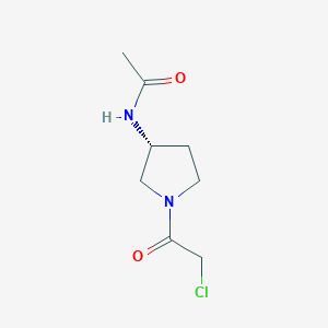 molecular formula C8H13ClN2O2 B7985285 N-[(R)-1-(2-Chloro-acetyl)-pyrrolidin-3-yl]-acetamide 