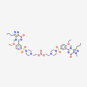 molecular formula C47H62N12O11S2 B8079548 bis[2-[4-[4-ethoxy-3-(1-methyl-7-oxo-3-propyl-4H-pyrazolo[4,3-d]pyrimidin-5-yl)phenyl]sulfonylpiperazin-1-yl]ethyl] carbonate 