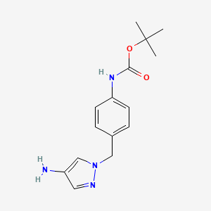 molecular formula C15H20N4O2 B8080094 tert-butyl N-{4-[(4-amino-1H-pyrazol-1-yl)methyl]phenyl}carbamate 