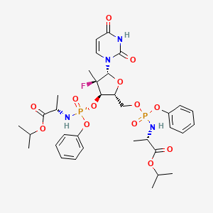 molecular formula C34H45FN4O13P2 B8082158 propan-2-yl (2S)-2-[[[(2R,3R,4R,5R)-5-(2,4-dioxopyrimidin-1-yl)-4-fluoro-4-methyl-3-[[[(2S)-1-oxo-1-propan-2-yloxypropan-2-yl]amino]-phenoxyphosphoryl]oxyoxolan-2-yl]methoxy-phenoxyphosphoryl]amino]propanoate 