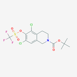 molecular formula C15H16Cl2F3NO5S B8089422 tert-Butyl 5,7-dichloro-6-(((trifluoromethyl)sulfonyl)oxy)-3,4-dihydroisoquinoline-2(1H)-carboxylate 