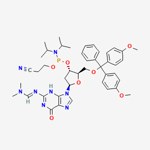 molecular formula C43H53N8O7P B8100157 N'-[9-[(2R,4S,5R)-5-[[bis(4-methoxyphenyl)-phenylmethoxy]methyl]-4-[2-cyanoethoxy-[di(propan-2-yl)amino]phosphanyl]oxyoxolan-2-yl]-6-oxo-3H-purin-2-yl]-N,N-dimethylmethanimidamide 