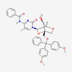 molecular formula C39H37N3O8 B8113156 N-(1-((1R,3R,4R,7S)-1-((Bis(4-methoxyphenyl)(phenyl)methoxy)methyl)-7-hydroxy-2,5-dioxabicyclo[2.2.1]heptan-3-yl)-5-methyl-2-oxo-1,2-dihydropyrimidin-4-yl)benzamide 