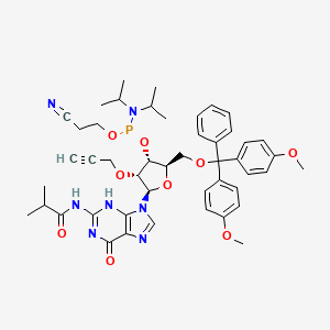 molecular formula C47H56N7O9P B8132124 N-[9-[(2R,3R,4R,5R)-5-[[bis(4-methoxyphenyl)-phenylmethoxy]methyl]-4-[2-cyanoethoxy-[di(propan-2-yl)amino]phosphanyl]oxy-3-prop-2-ynoxyoxolan-2-yl]-6-oxo-3H-purin-2-yl]-2-methylpropanamide 