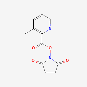 molecular formula C11H10N2O4 B8151251 (2,5-dioxopyrrolidin-1-yl) 3-methylpyridine-2-carboxylate 