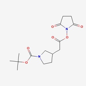 molecular formula C15H22N2O6 B8199390 tert-Butyl 3-(2-((2,5-dioxopyrrolidin-1-yl)oxy)-2-oxoethyl)pyrrolidine-1-carboxylate 