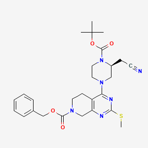 molecular formula C27H34N6O4S B8238484 benzyl 4-[(3S)-4-tert-butoxycarbonyl-3-(cyanomethyl)piperazin-1-yl]-2-methylsulfanyl-6,8-dihydro-5H-pyrido[3,4-d]pyrimidine-7-carboxylate 
