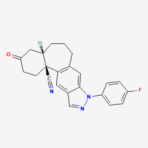 molecular formula C23H20FN3O B8255981 (2S,7S)-14-(4-fluorophenyl)-5-oxo-14,15-diazatetracyclo[9.7.0.02,7.013,17]octadeca-1(11),12,15,17-tetraene-2-carbonitrile 