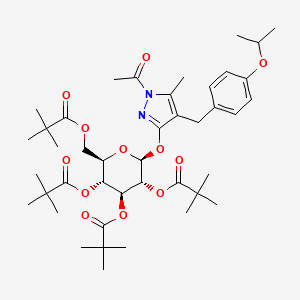 molecular formula C42H62N2O12 B8395262 (2S,3R,4S,5R,6R)-2-((1-acetyl-4-(4-isopropoxybenzyl)-5-methyl-1H-pyrazol-3-yl)oxy)-6-((pivaloyloxy)methyl)tetrahydro-2H-pyran-3,4,5-triyl tris(2,2-dimethylpropanoate) 