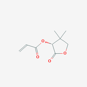 molecular formula C9H12O4 B008610 [(3R)-4,4-dimethyl-2-oxooxolan-3-yl] prop-2-enoate CAS No. 102096-60-6
